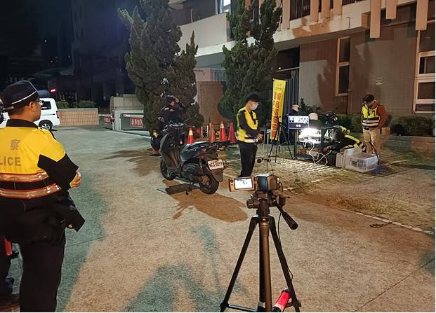 警五分局「環警監聯合稽查」 噪音改裝車無所遁形 中警五分局結合監理及環保單位於夜間執行「環警監聯合稽查」,現場設置聲音檢測設備,攔查疑似噪音改裝車輛,強力取締違規行為。(圖/記者林家嘉翻攝)