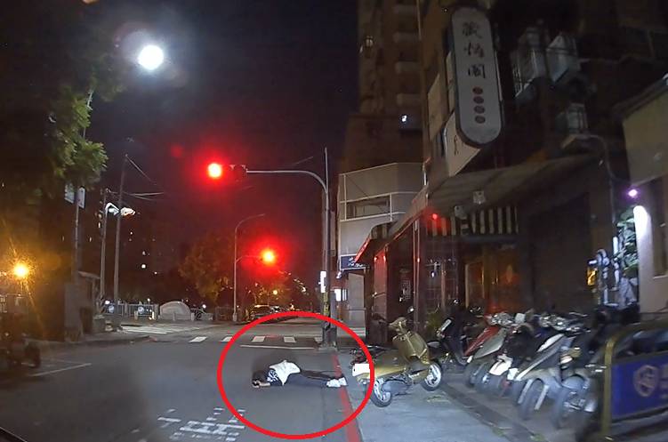 醉男深夜倒臥「車道中央」 公益警即時救援化解危機 酒醉男子深夜倒臥車道中央,公益派出所員警即時上前將人拖離危險車道,成功化解交通危機。(圖/記者林家嘉翻攝)