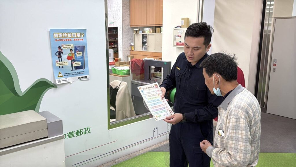 大雅警走進金融機構「三分鐘識詐」守住民眾荷包 大雅警分局員警走進金融機構,向民眾進行「三分鐘識詐」短講,以實際案例提醒常見詐騙話術。(圖/記者林家嘉翻攝)