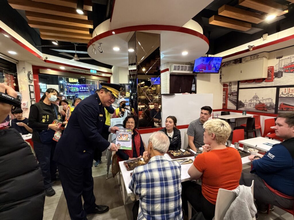 大甲警蔣公路夜市開講 分局長推動「餐桌宣導」防詐交安無國界 大甲分局分局長蔡期望,走進餐桌向民眾及外籍旅客進行防詐與酒駕防制宣導,互動氣氛熱絡。(圖/記者林家嘉翻攝)