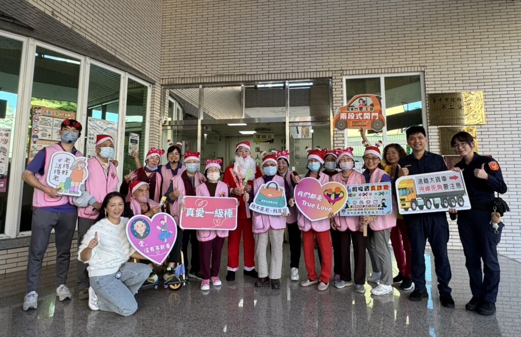 銀髮歌聲進警所「聖誕老阿伯」用旋律巡邏幸福 銀髮歌聲進警所「聖誕老阿伯」用旋律巡邏幸福