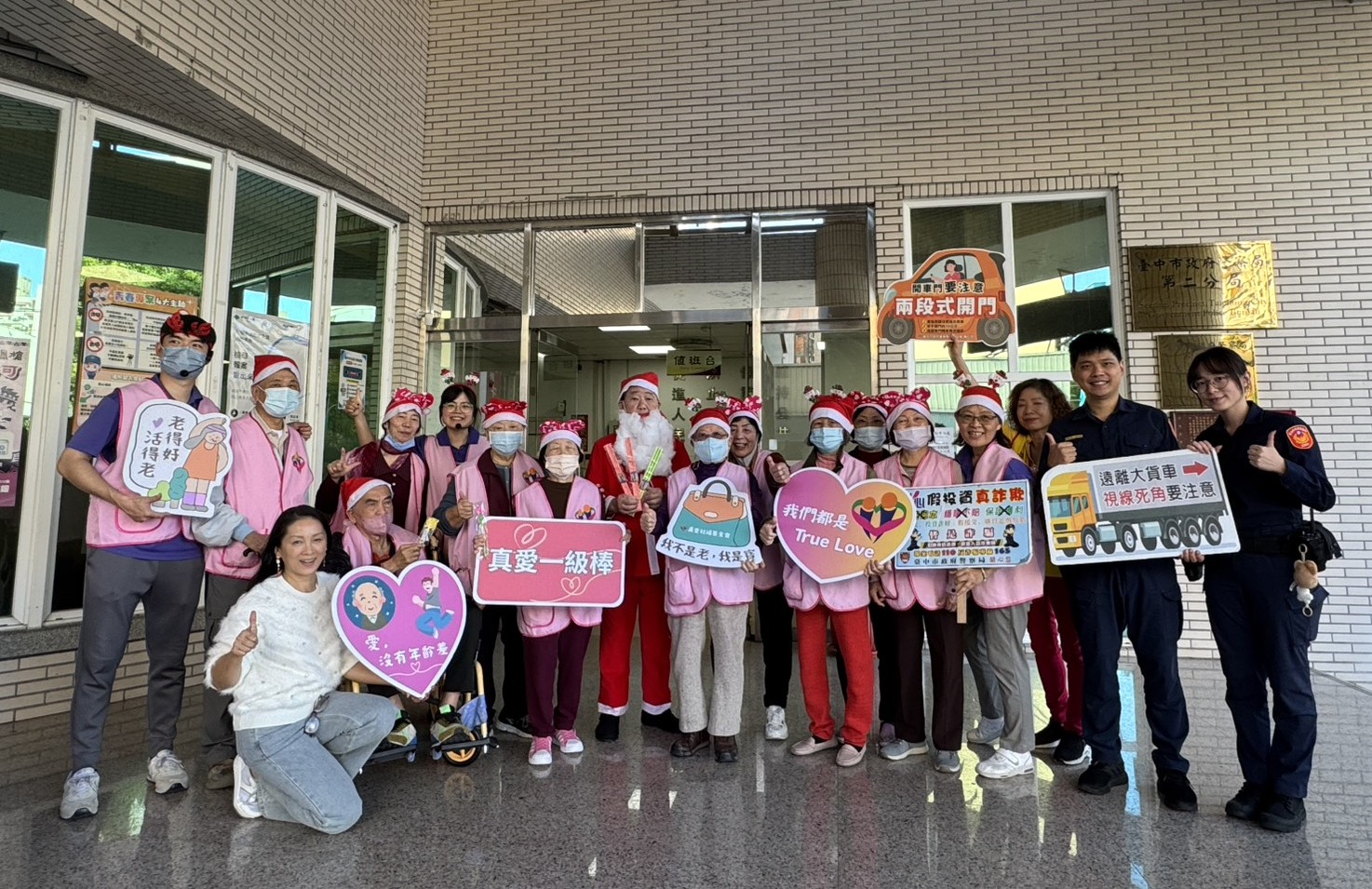 銀髮歌聲進警所「聖誕老阿伯」用旋律巡邏幸福 銀髮歌聲進警所「聖誕老阿伯」用旋律巡邏幸福