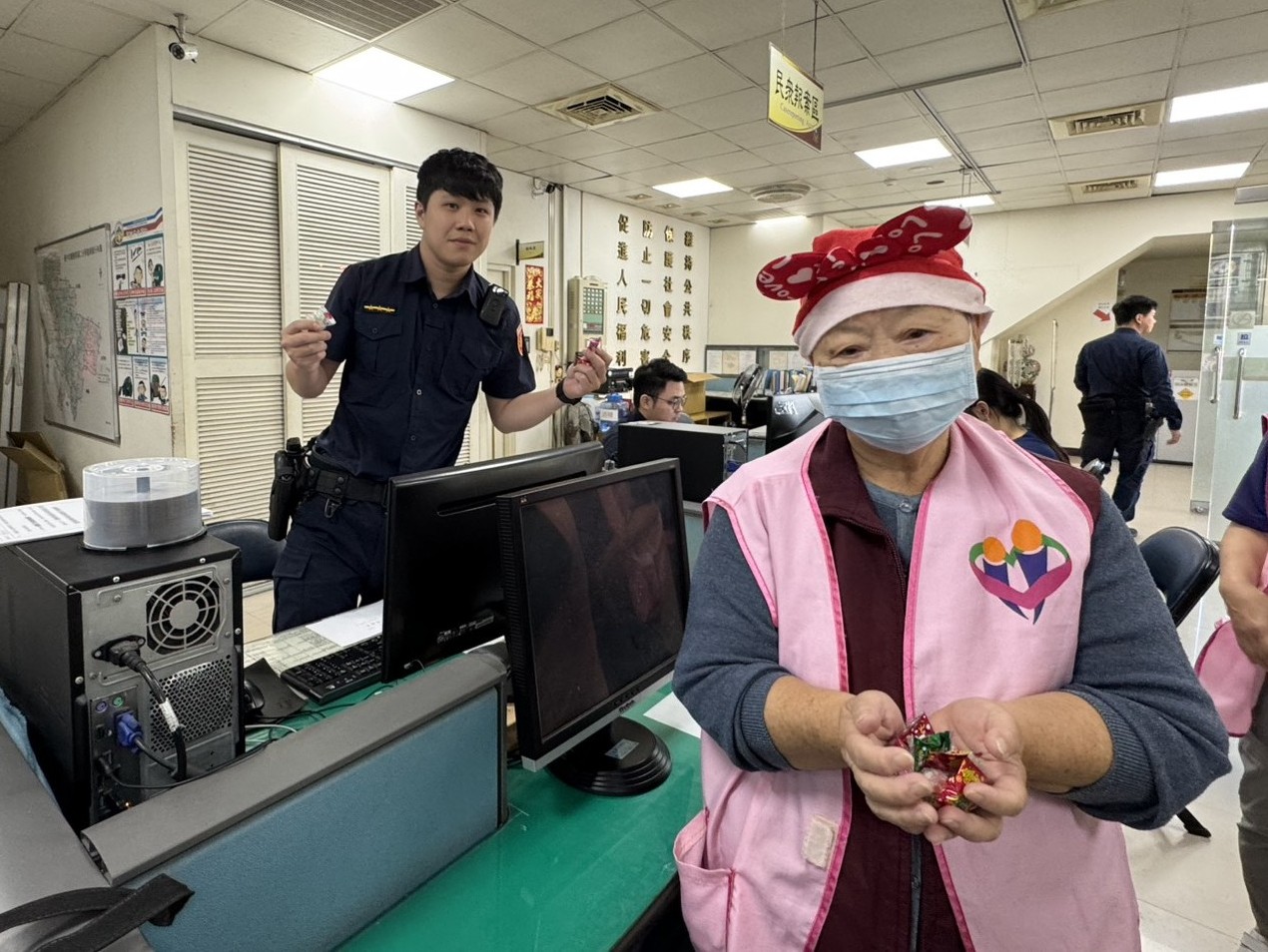 銀髮歌聲進警所「聖誕老阿伯」用旋律巡邏幸福 銀髮歌聲進警所「聖誕老阿伯」用旋律巡邏幸福