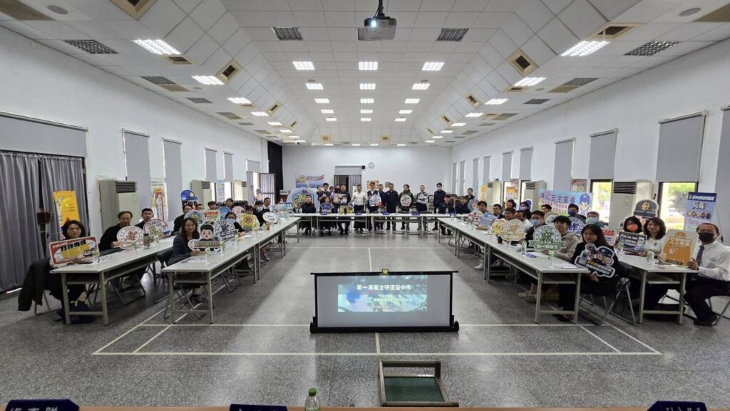 防詐從旅宿做起 「建構友善通報網」守護臺中觀光環境 第一分局邀集轄內旅宿業者舉辦防詐座談會,透過實務交流成立防詐通報群組,強化旅宿場域識詐能力,守護臺中觀光安全。(圖/記者林家嘉翻攝)