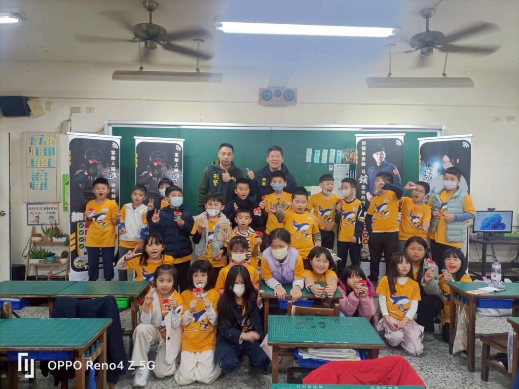 得來速不只賣漢堡!警推「識詐得來速」 學童秒懂驚喊「完蛋了!」 第五分局偵查隊與北屯派出所前進建功國小辦理反詐騙宣導,透過「識詐得來速」及故事教學方式,讓學童在歡笑中建立防詐觀念。(圖/記者林家嘉翻攝)