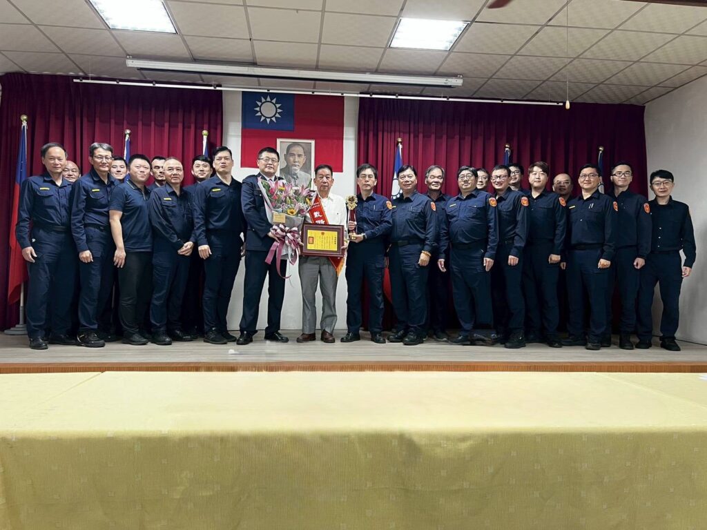 霧峰警友辦事處主任戴儲賢 榮獲「114年全國好人好事代表暨八德獎」 員警同感榮耀 霧峰警友辦事處主任戴儲賢獲頒「114年全國好人好事代表暨八德獎」,霧峰分局肯定其行善與支持警政。(圖/記者林家嘉翻攝)