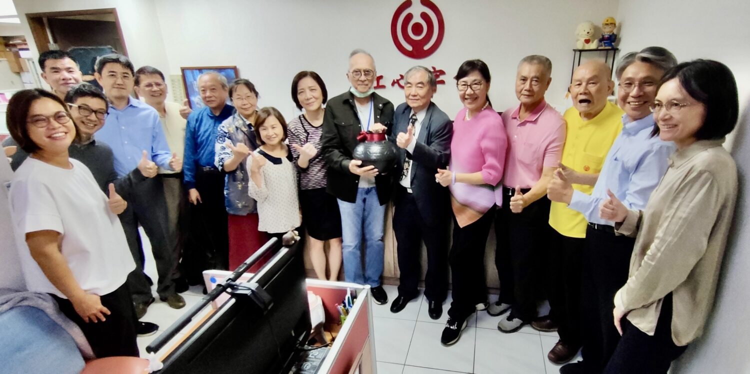 延續「赤子之心」劉曉蘋接任紅心字會第十二任理事長 社會弱勢族群「享平安」 紅心字會第十二屆理監事聯合致贈紀念禮物給(右六)前理事長劉緒倫律師。(圖/紅心字會 提供)