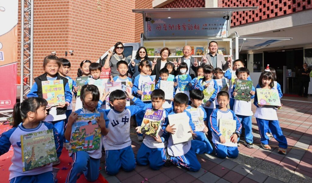 彰縣府感謝宏致電子股份有限公司捐贈1輛行動圖書車 展現企業善盡社會責任典範 彰縣府感謝宏致電子股份有限公司捐贈1輛行動圖書車 展現企業善盡社會責任典範