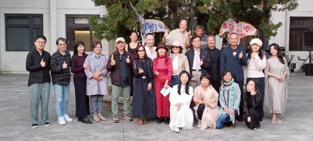 鼓動詩的雙翼,起飛了—頑石劇團《靈魂解放,回望自由演詩會》 鼓動詩的雙翼,起飛了—頑石劇團《靈魂解放,回望自由演詩會》