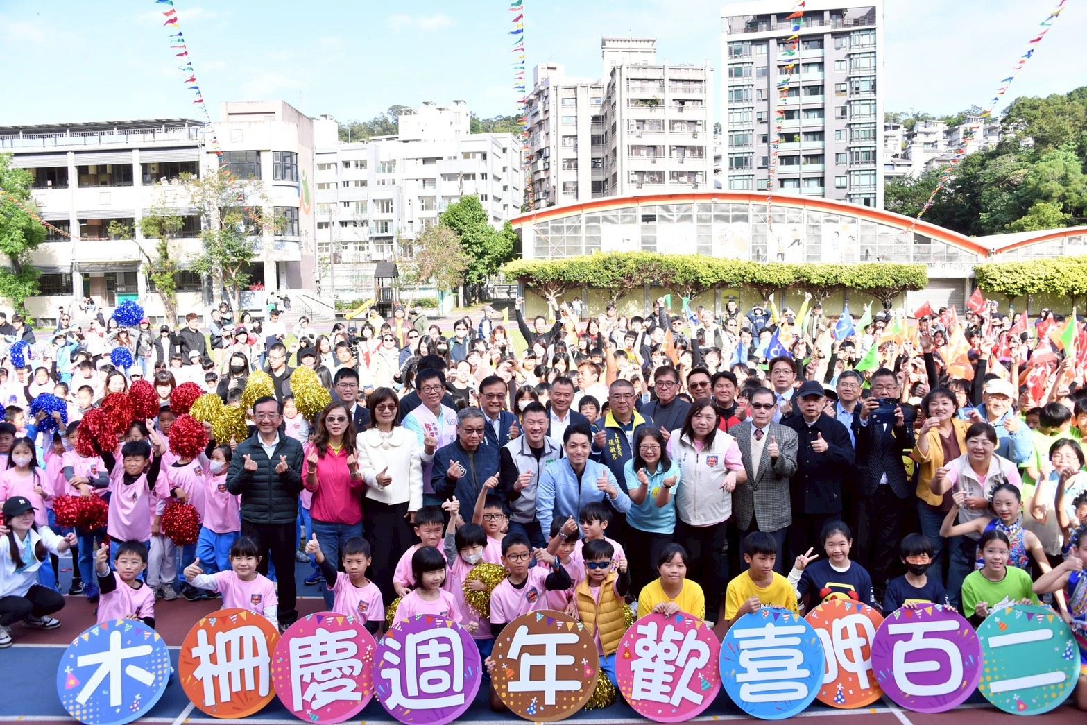 蔣萬安連趕兩校慶　宣布生生喝鮮奶將擴大至國中