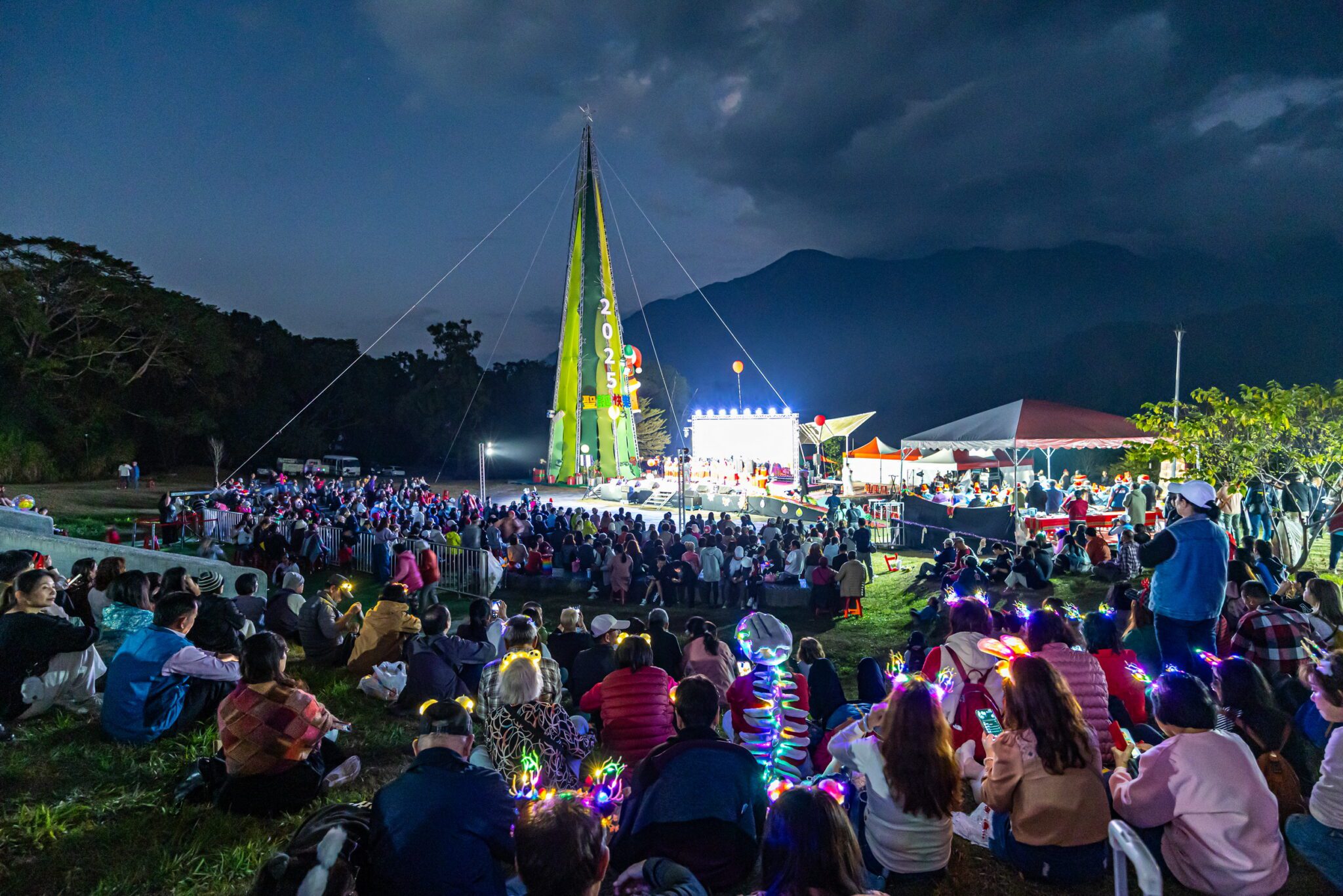許縣長為信義鄉羅娜聖誕樹點燈　與遊客共度歡樂平安夜