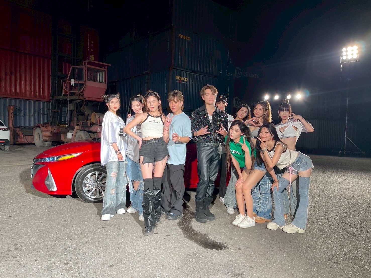 阿沁(中)量身訂製全新廣告單曲《TOYOTA冒險日記》。(圖/九日影業 提供)