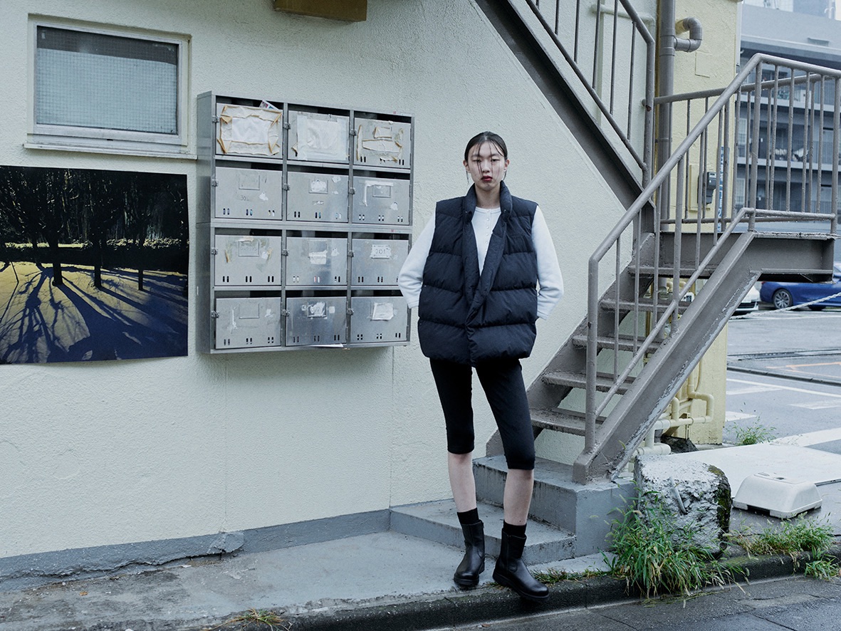 承載自然純粹之美的喜馬拉雅精神agnès b. 首度聯名ABODE OF SNOW 致敬傳統藏袍 品牌相互首度合作打造聯名系列,攜手將共同的環境守護理念貫徹於服裝製程。(圖/品牌 提供)