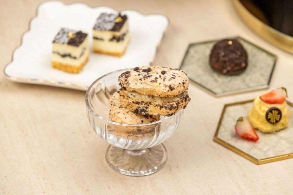 「O 的甜點宇宙」進駐全台漢來海港 攜手 OREO、Philadelphia 推 6 款全新甜點 「達克瓦茲 OREO」在達克瓦茲的堅果香氣之上融入 OREO 巧克力碎片,為蛋糕體增添色澤與濃郁可可香。(圖/flavor 風格美食指南 提供)