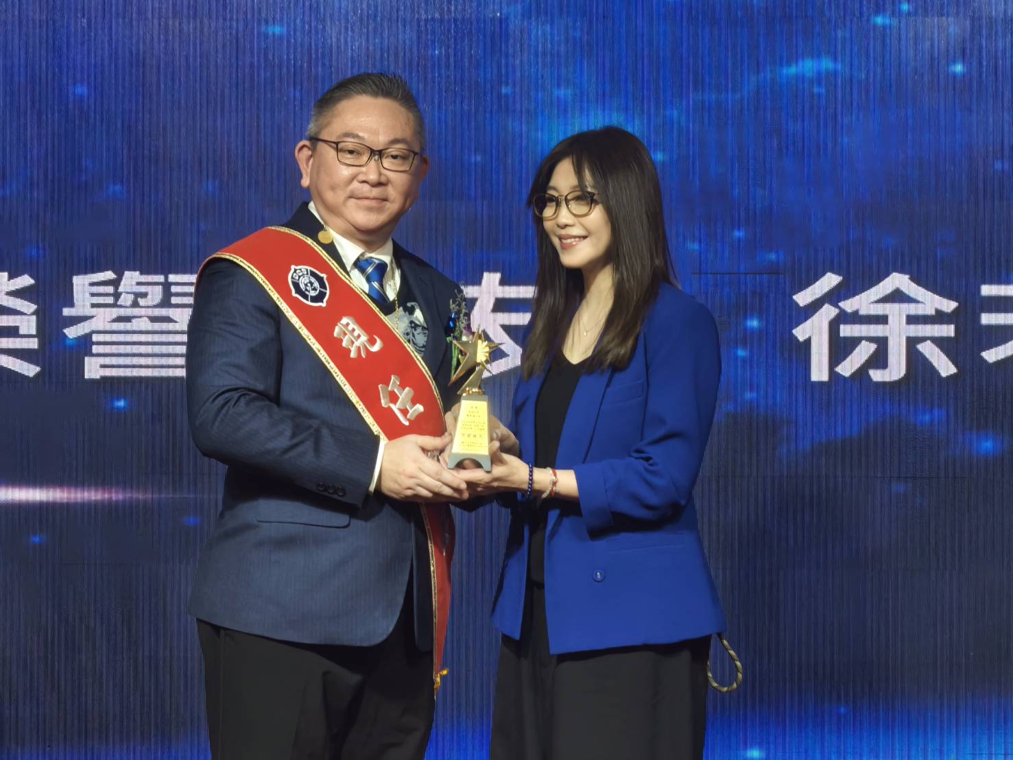 「徐若瑄」獲頒國際傑人會新北市中央會榮譽會友 自己最大的心願 :「世界平安 大家平安」與大家分享 徐若瑄獲頒國際傑人會新北市中央會榮譽會友,因行程無法親自出席,由姐姐代為領獎。(圖/供稿單位 提供)