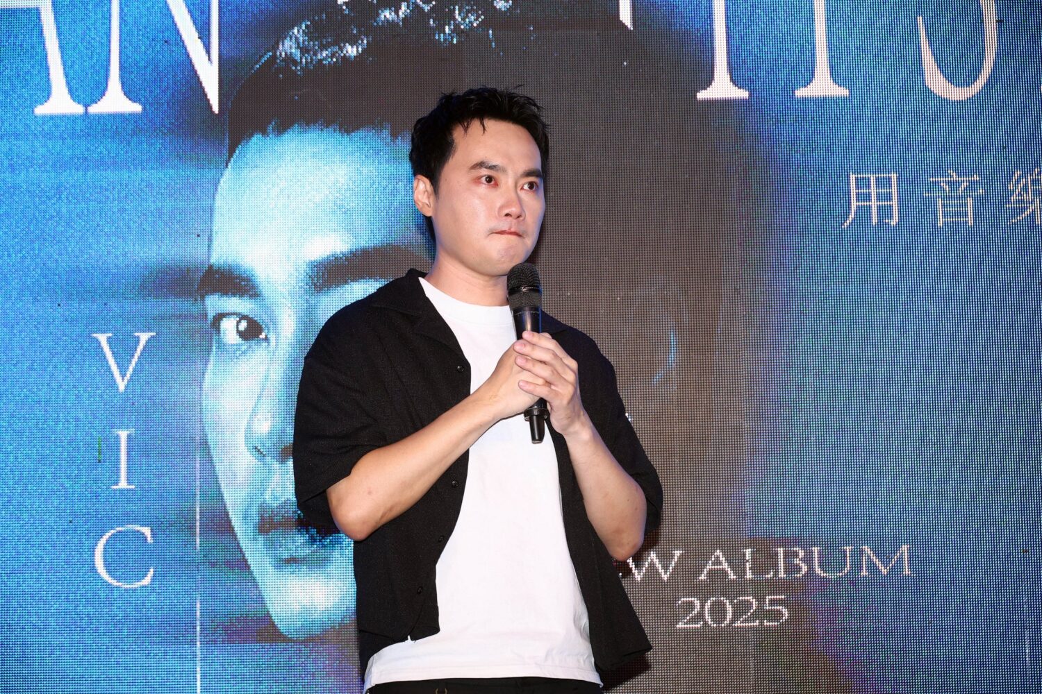 耗時9年 首張全創作專輯《有故事的人》感念恩師顏正國生前囑咐!張峰議以生命為歌 回報恩師情 張峰議感念恩師顏正國的提攜,一時紅了眼眶。(圖/金室音樂 提供)