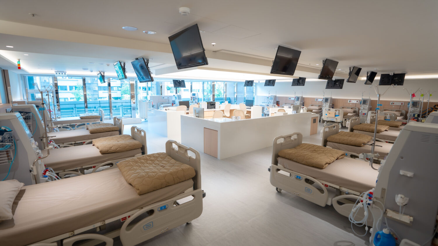 「洗腎室變演唱會 」腎友齊聲歌唱把院長搞哭了 醫願診所交通便利,環境宜人,設施完善。寬敞明亮的大廳歡迎著每一位到來的客人,舒適的候診區讓您感受到家的溫暖,對腎友們來說,是長期治療路上難得的幸福與安定。(圖/醫願診所粉專 翻攝)