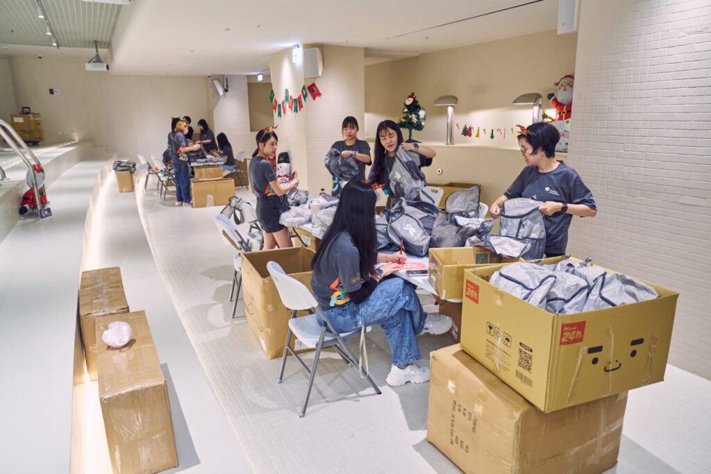 遠雄志工「連續11年」耶誕送暖 1800份禮物送往偏鄉 遠雄志工們以流水線作業方式,分工包裝耶誕禮物。(圖/遠雄文教公益基金會提供)