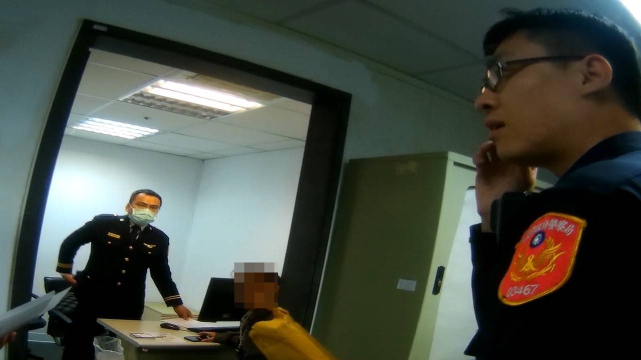 記帳本寫「欺人如欺天」卻當詐騙車手 港男機場落網 記帳本寫「欺人如欺天」卻當詐騙車手 港男機場落網