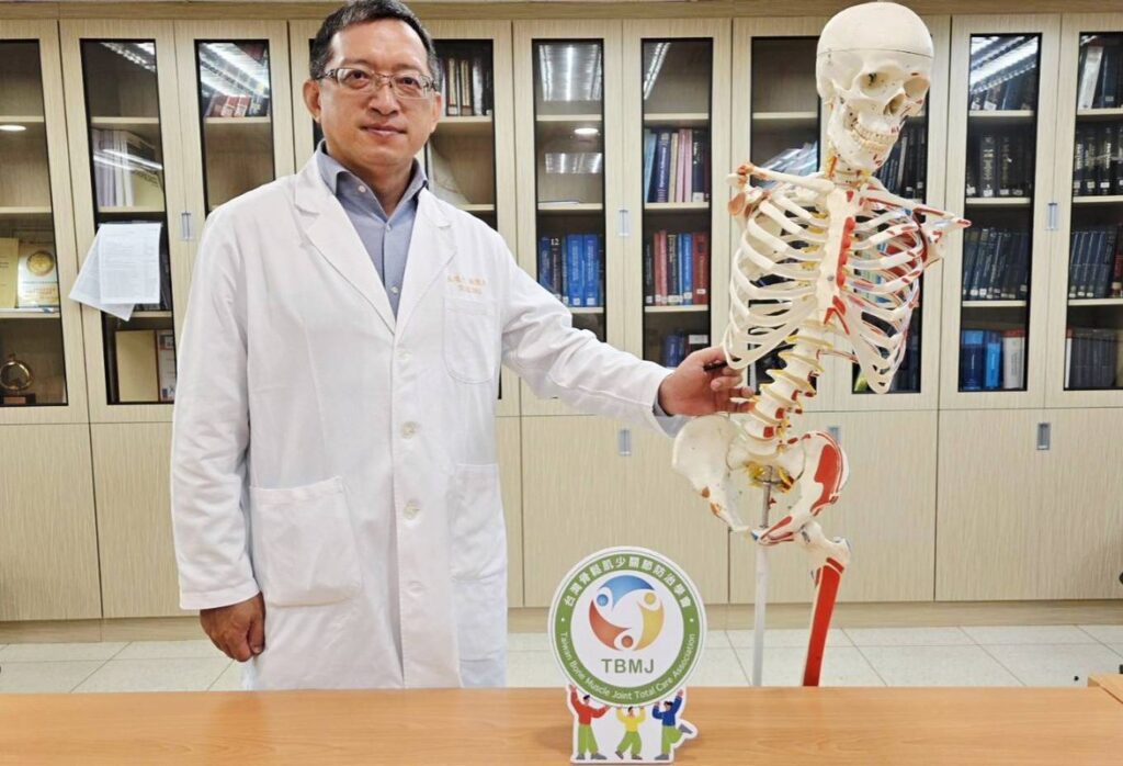 年長者骨鬆要治牙齒也要顧 配合醫師正確用藥指引可避顎骨壞死 年長者骨鬆要治牙齒也要顧 配合醫師正確用藥指引可避顎骨壞死