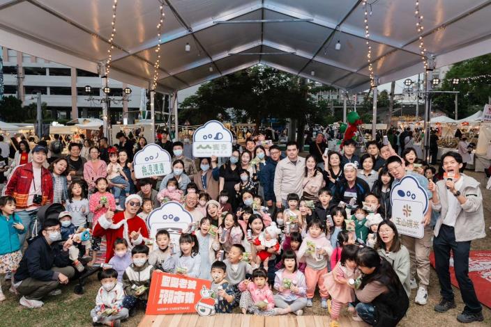 年末最後一場潮市集登場 雲林跨年前哨站熱鬧引爆斗六 雲林縣政府文化觀光處辦理「聖誕老饕音樂潮市集」,吸引許多大小朋友參與,氣氛熱絡。