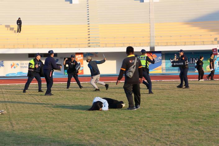全力維安、平安跨年! 張麗善縣長坐鎮跨年 實兵演練 推演跨年晚會上,一男子突朝人群丟擲鞭炮,並以短刀攻擊人群。