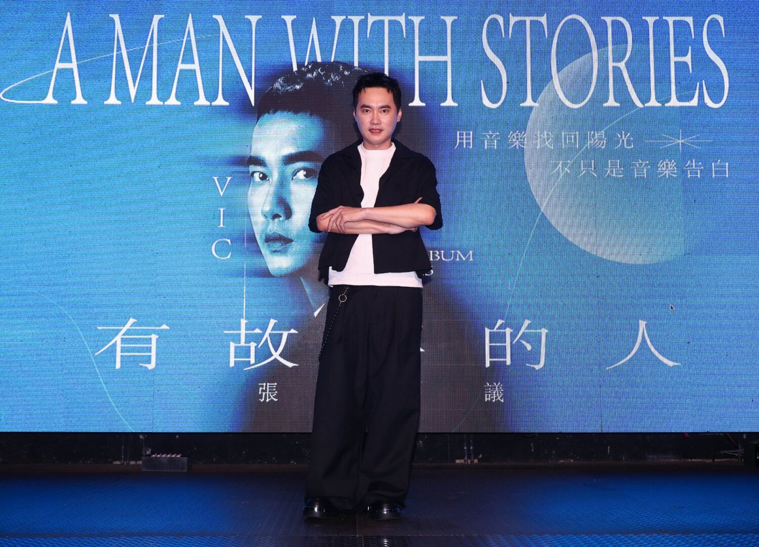 耗時9年 首張全創作專輯《有故事的人》感念恩師顏正國生前囑咐!張峰議以生命為歌 回報恩師情 「逆光重生的創作人」張峰議:用音樂寫下重生之路,每首作品都是故事。(圖/金室音樂 提供)