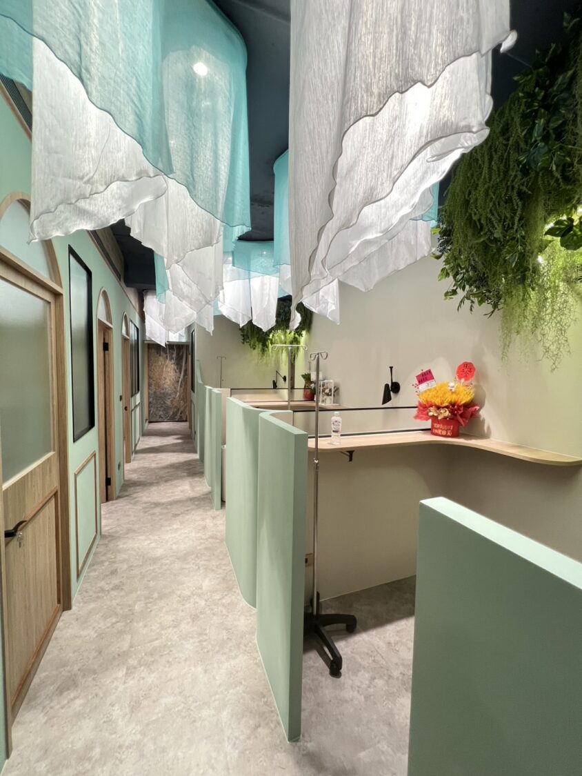 大安頤和健康診所隆重開幕!結合社區醫療與預防醫學 打造全方位健康服務 診所內部以青綠與木質調打造獨立的療程空間,營造安定、具隱私性的環境氛圍。(圖/葉宗祐 提供)