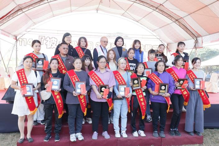 雲林家扶歲末園遊會登場 企業與社區愛心齊聚送暖 今日活動中表揚18位自強家庭,肯定他們在經濟壓力與生活挑戰下,仍堅韌扛起家庭責任、照顧子女與長輩,是社會的學習典範。