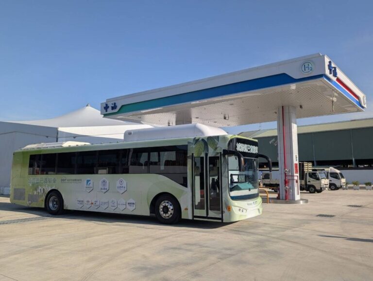 氫谷動能首輛氫能巴士赴德認證　攜手聯華林德佈局台灣氫能運輸