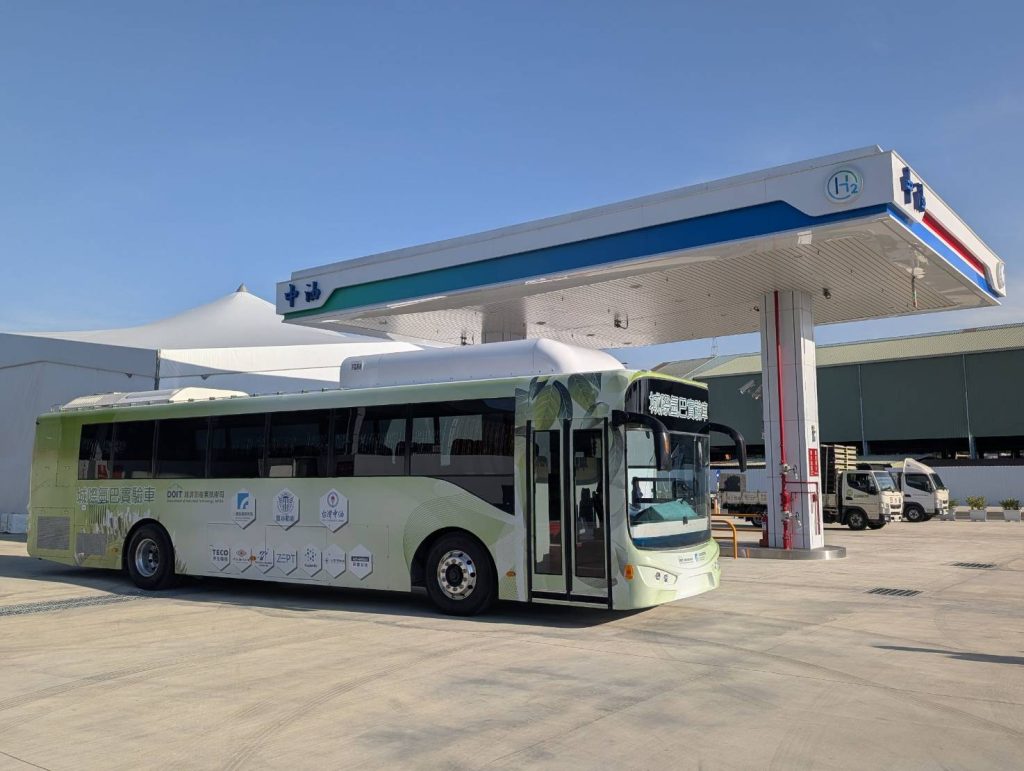 氫谷動能首輛氫能巴士赴德認證 攜手聯華林德佈局台灣氫能運輸 氫谷動能首輛氫能巴士赴德認證 攜手聯華林德佈局台灣氫能運輸