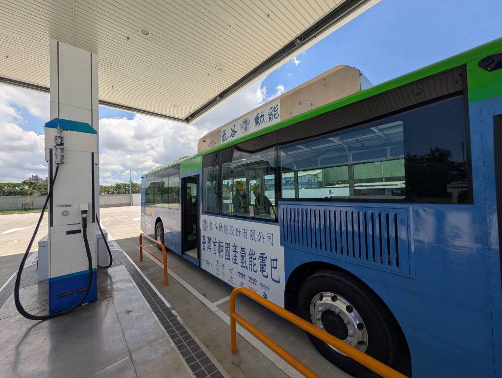 氫谷動能首輛氫能巴士赴德認證 攜手聯華林德佈局台灣氫能運輸 氫谷動能首輛氫能巴士赴德認證 攜手聯華林德佈局台灣氫能運輸