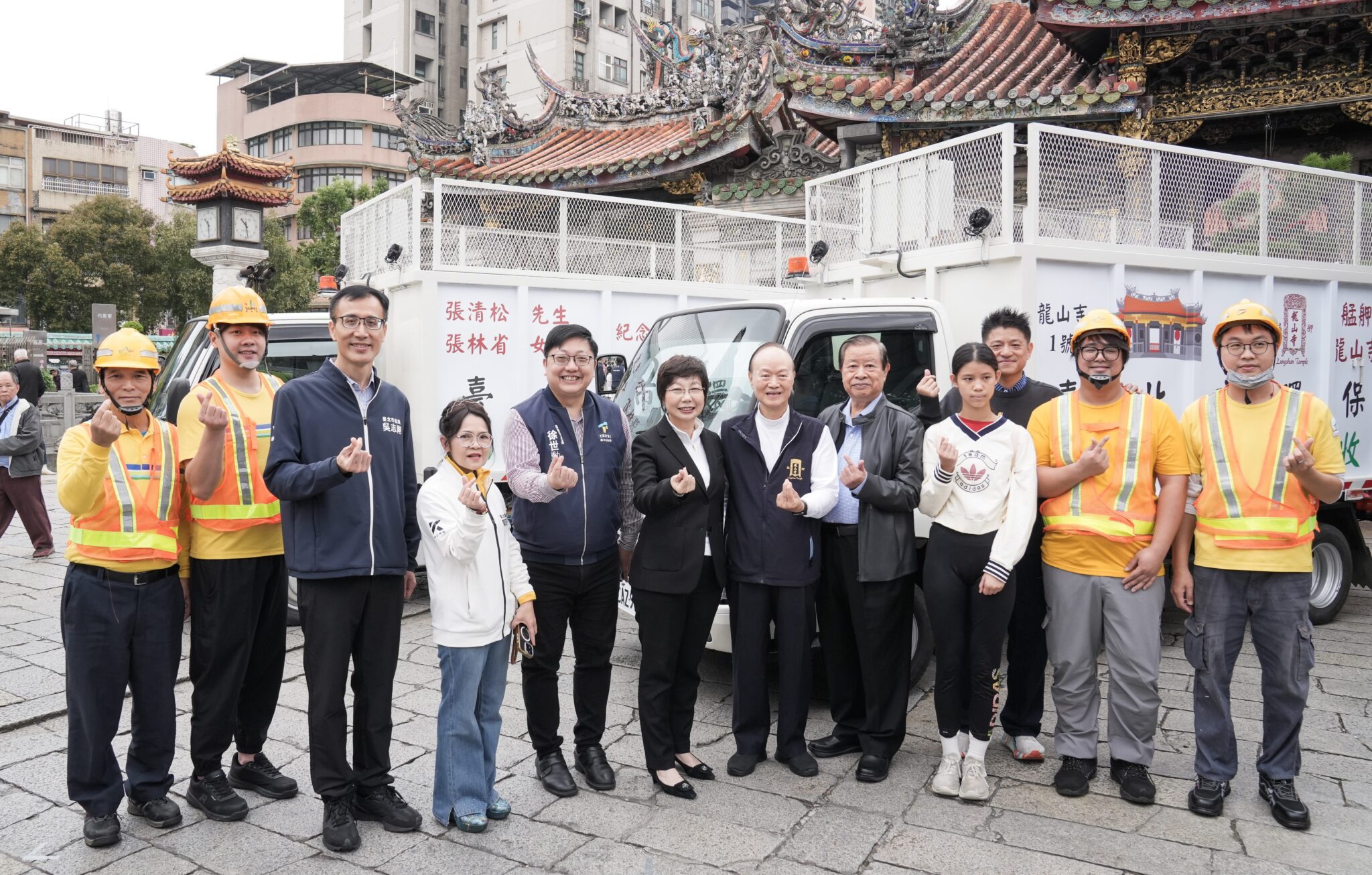 慈悲護環境!龍山寺偕信眾贈北市4輛回收車 助攻淨零碳排 慈悲護環境!龍山寺偕信眾贈北市4輛回收車 助攻淨零碳排