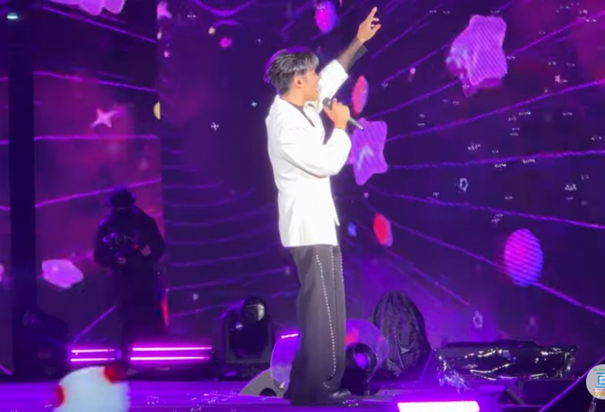 新北耶誕城演唱會/李東軒帶來深情金曲 其中〈糾結了〉致敬偶像周杰倫 渾厚嗓音征服台下歌迷 新北耶誕城演唱會/李東軒帶來深情金曲 其中〈糾結了〉致敬偶像周杰倫 渾厚嗓音征服台下歌迷