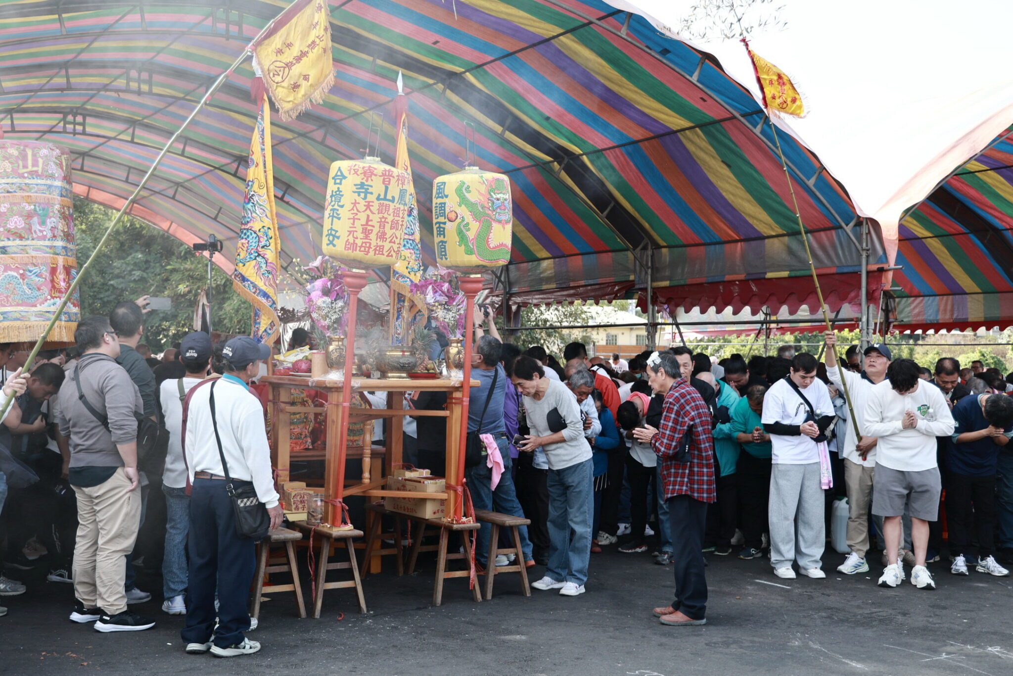 南投鳳山寺謁祖刈香回鑾　許淑華縣長恭迎扶轎遶街賜福