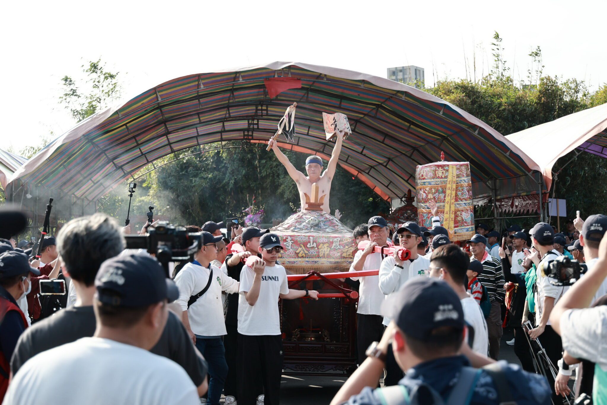 南投鳳山寺謁祖刈香回鑾　許淑華縣長恭迎扶轎遶街賜福