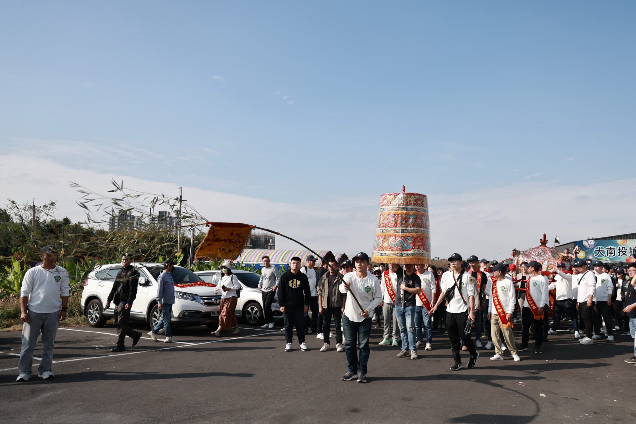 南投鳳山寺謁祖刈香回鑾　許淑華縣長恭迎扶轎遶街賜福