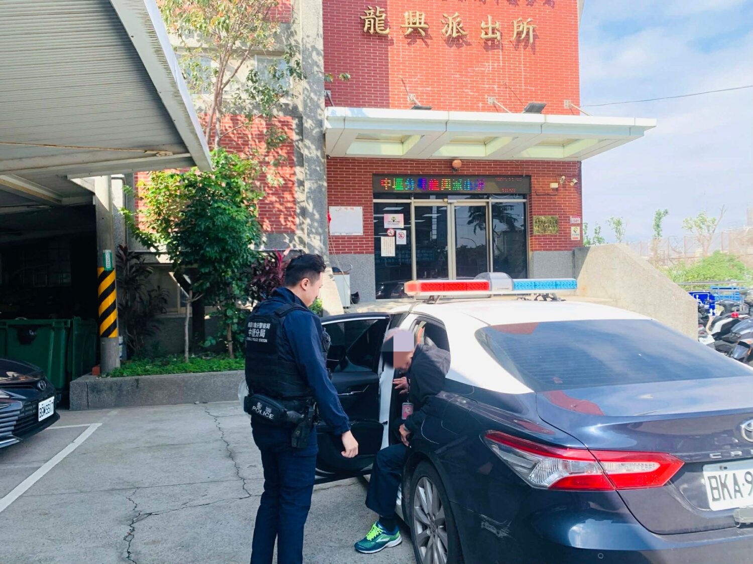 81歲長者社宅迷途 中壢警迅速識別身分協助返家 81歲長者社宅迷途 中壢警迅速識別身分協助返家