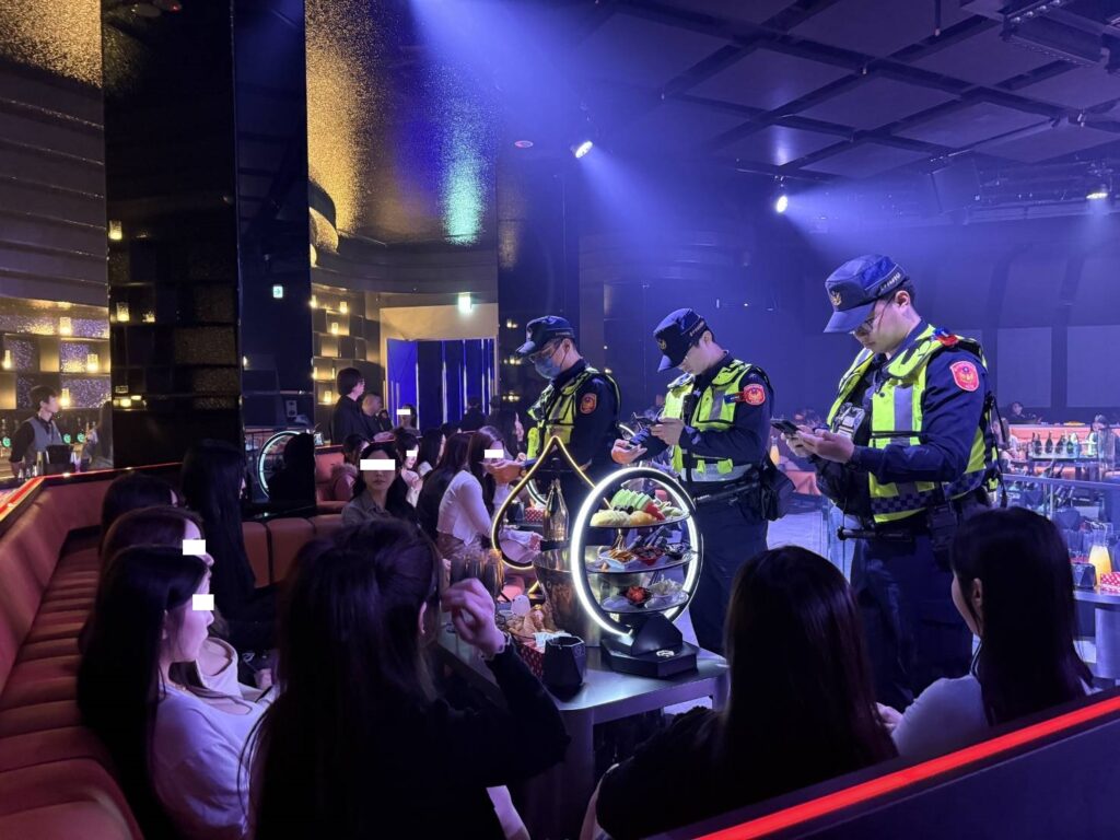 「警察就在身邊!」中市警擴大臨檢展現維安決心 「警察就在身邊!」中市警擴大臨檢展現維安決心