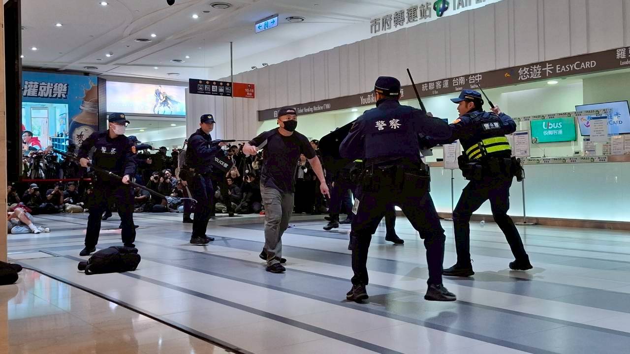 捷運市政府站、轉運站遭模擬恐攻 北市跨單位演練追蹤追捕機制 捷運市政府站、轉運站遭模擬恐攻 北市跨單位演練追蹤追捕機制