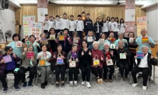 蘭陽仁愛之家「穿越一甲子時空」活動 台北復興高級實驗學校高齡體驗、社區服務 同學們為長輩帶來溫馨活力 蘭陽仁愛之家「穿越一甲子時空」活動 台北復興高級實驗學校高齡體驗、社區服務 同學們為長輩帶來溫馨活力