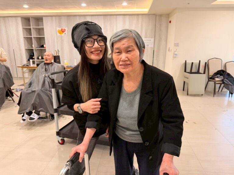 義剪髮型設計陪伴長者　美美造型容光換發　蘭陽仁愛之家執行長妙志法師致贈感謝狀