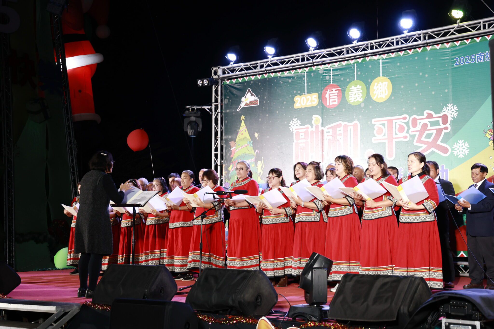 許縣長為信義鄉羅娜聖誕樹點燈　與遊客共度歡樂平安夜