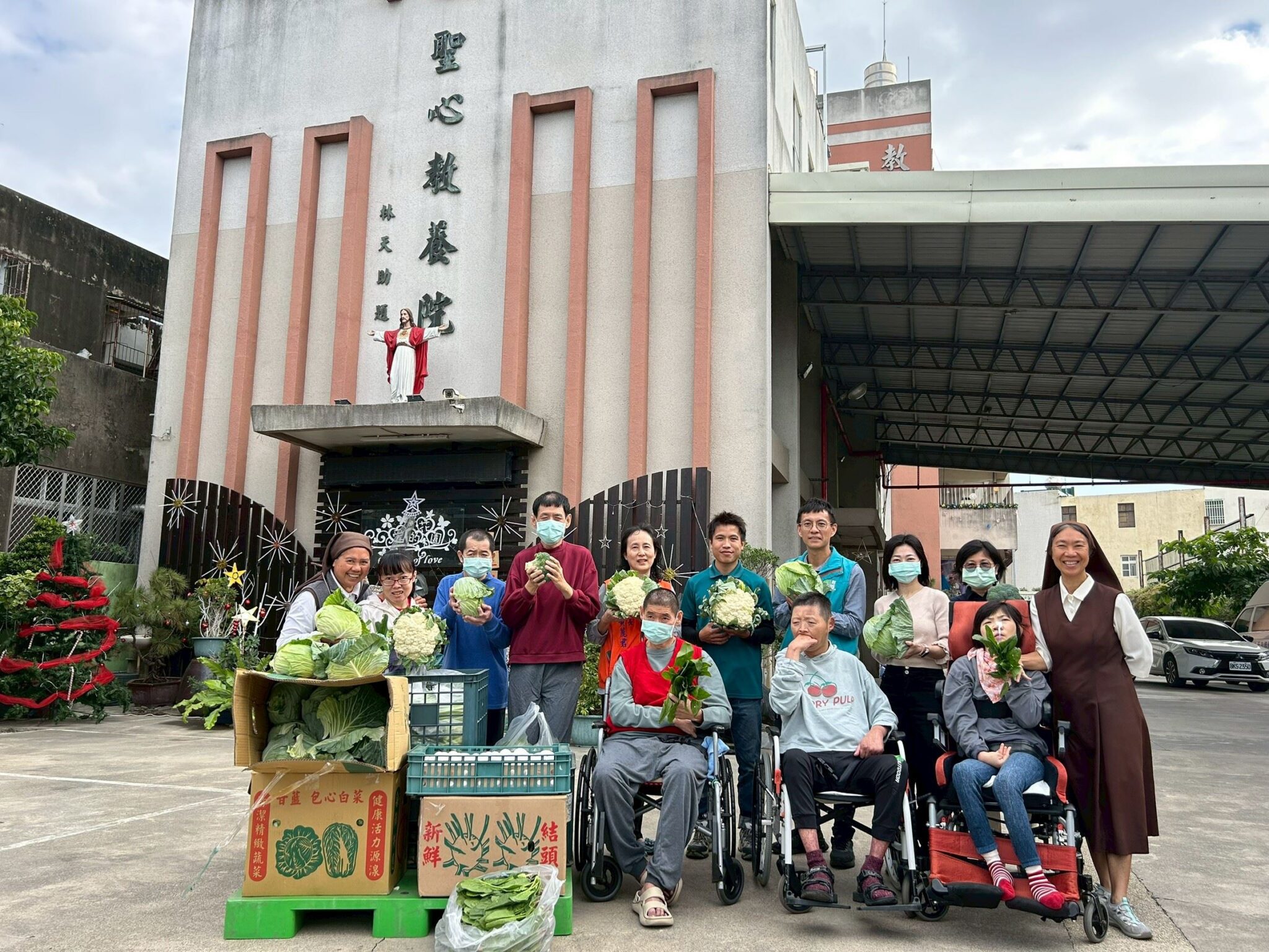 嘉義青創公司「青穎蔬果」回饋社會　攜手勞青處贈蔬菜傳愛心