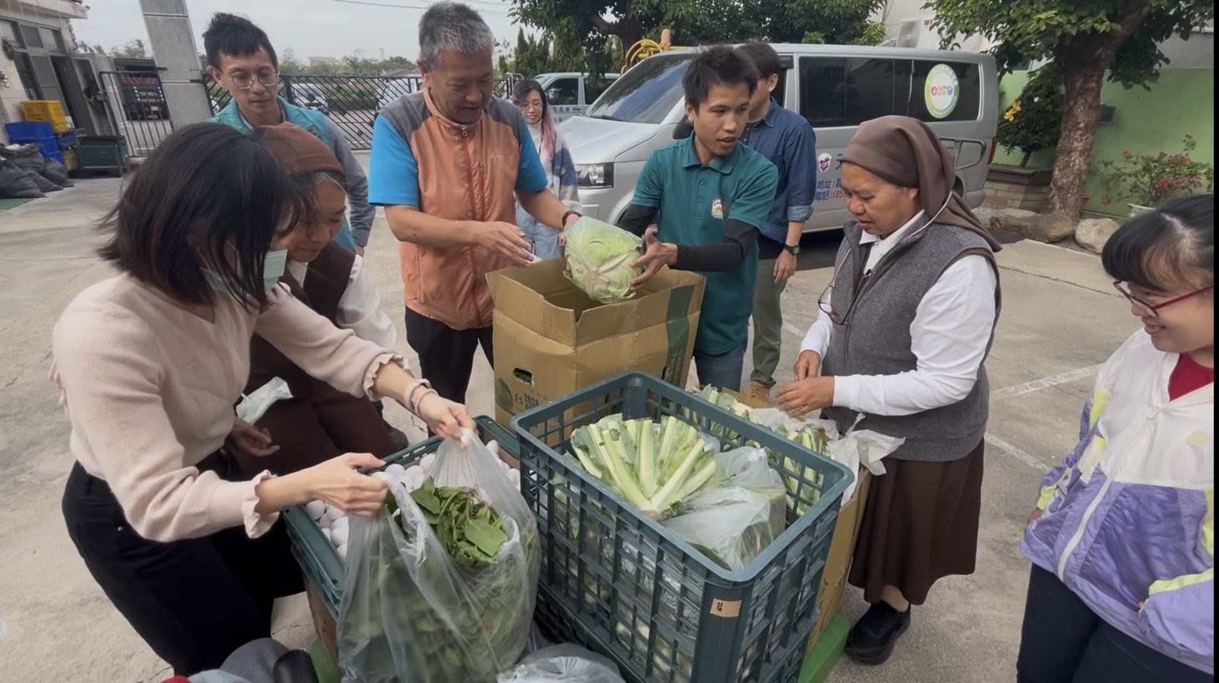 嘉義青創公司「青穎蔬果」回饋社會 攜手勞青處贈蔬菜傳愛心 嘉義青創公司「青穎蔬果」回饋社會 攜手勞青處贈蔬菜傳愛心
