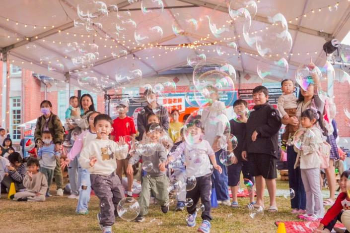 年末最後一場潮市集登場 雲林跨年前哨站熱鬧引爆斗六 現場安排多元化活動,讓不同年齡層都能在市集中找到屬於自己的節慶樂趣。