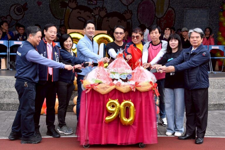 蔣萬安連趕兩校慶　宣布生生喝鮮奶將擴大至國中