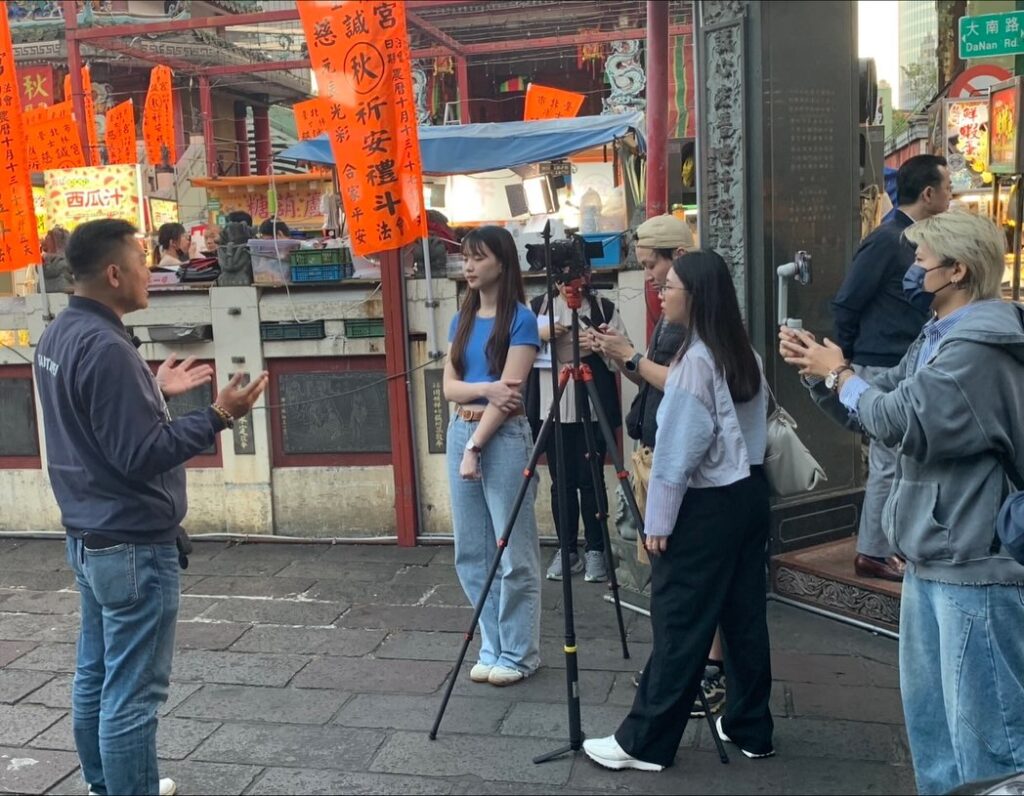 改善士林夜市環境、爭取大型活動 許立丕:為里民與攤商共榮持續努力 士林區義信里里長許立丕日前舉辦傳統布袋戲表演,也在媒體受訪時推廣士林夜市美食。(翻攝畫面)