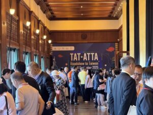 泰國觀光局（TAT）與泰國旅行社協會（ATTA）在「Roadshow to Taiwan」活動現場與台灣業者進行 B2B 洽談，釋出 2026 年旅遊回暖與會展（MICE）合作訊號，帶動航空、飯店與旅遊供應鏈的後續商機想像。（圖／翻攝自 Bangkok Post）
