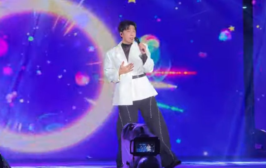 新北耶誕城演唱會/李東軒帶來深情金曲 其中〈糾結了〉致敬偶像周杰倫 渾厚嗓音征服台下歌迷 新北耶誕城演唱會/李東軒帶來深情金曲 其中〈糾結了〉致敬偶像周杰倫 渾厚嗓音征服台下歌迷